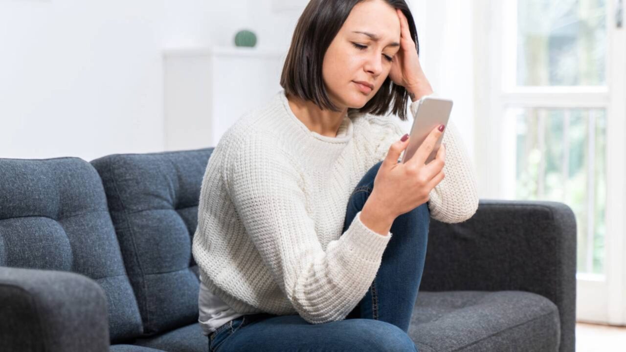 O comportamento de sumir sem explicar nada tem nome emocional e costuma dizer mais sobre medo do que indiferença