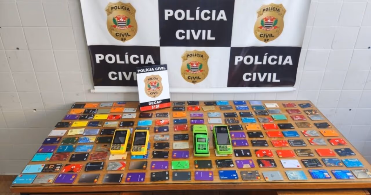 Falso ambulante é preso com 251 cartões roubados em SP