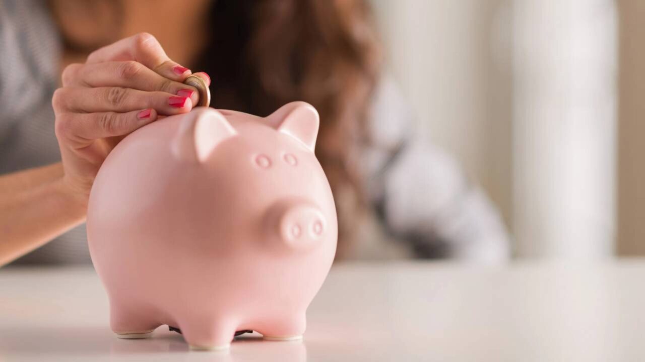 Pessoas que guardam dinheiro em vez de investir têm esse traço de personalidade (e não é “medo”)