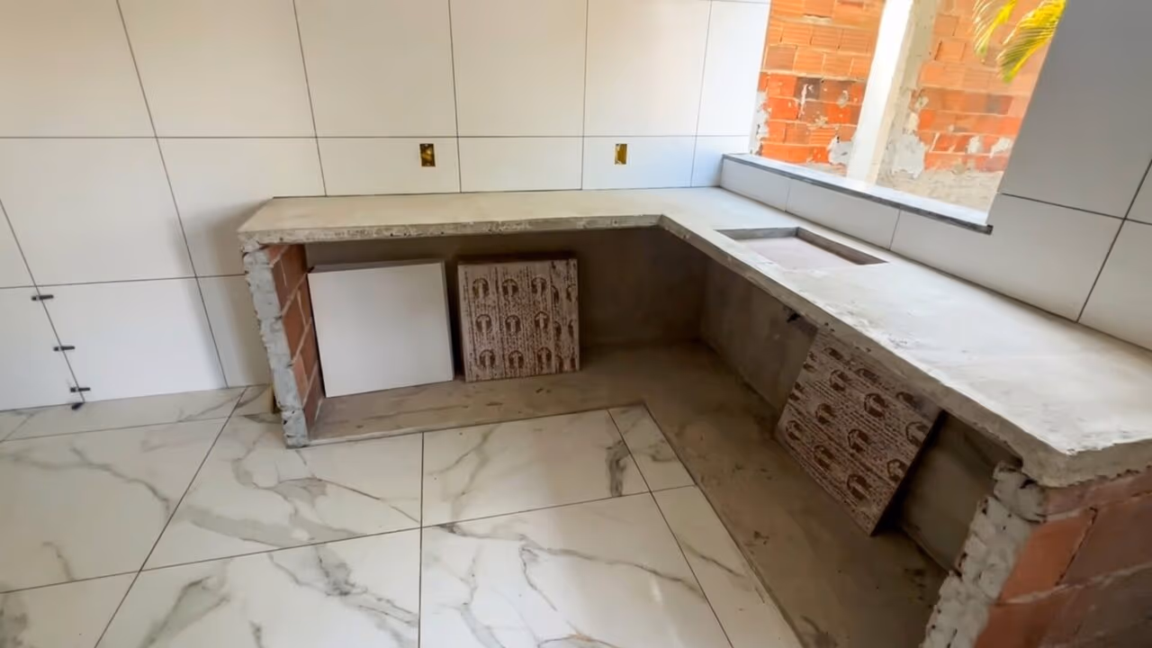 Gastei pouco e fiz esta bancada de concreto que transformou minha cozinha
