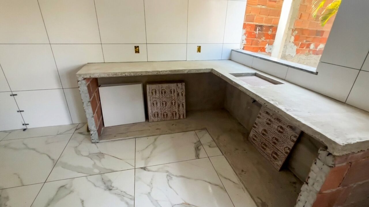 Gastei pouco e fiz esta bancada de concreto que transformou minha cozinha