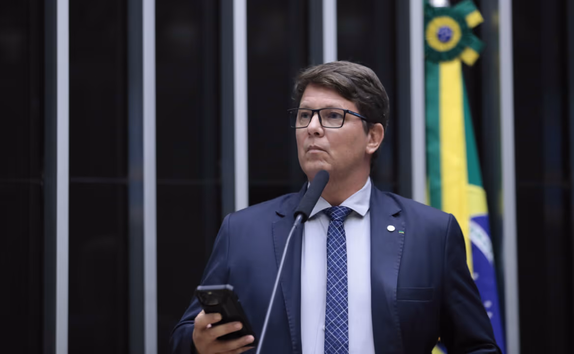 Mario Frias avisou Câmara sobre viagens ao exterior às pressas