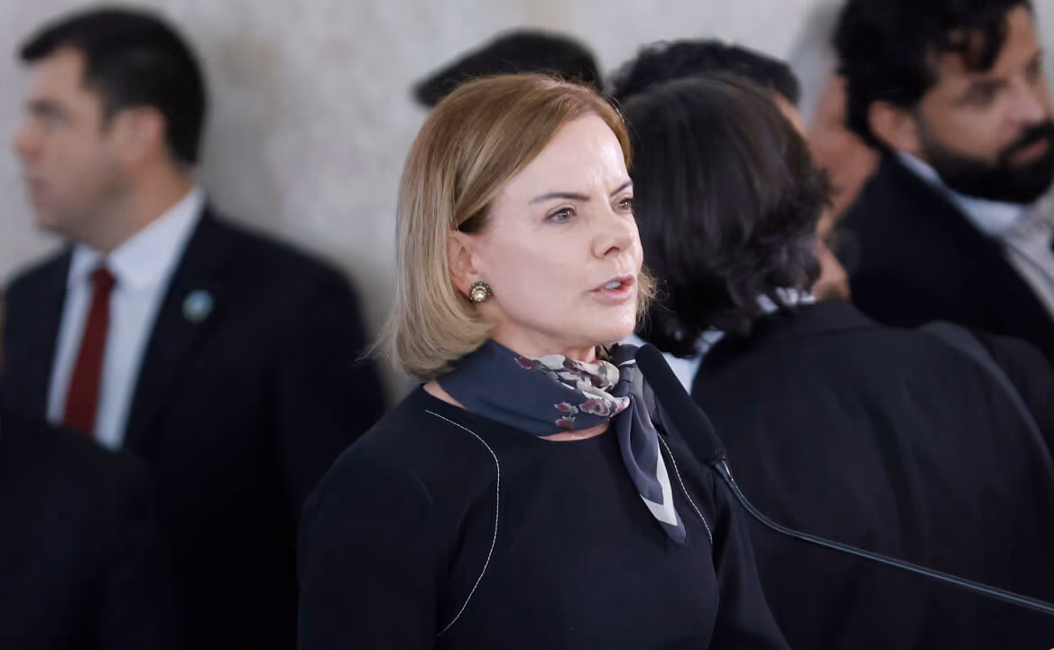 Gleisi defende ‘punição pedagógica’ para Eduardo