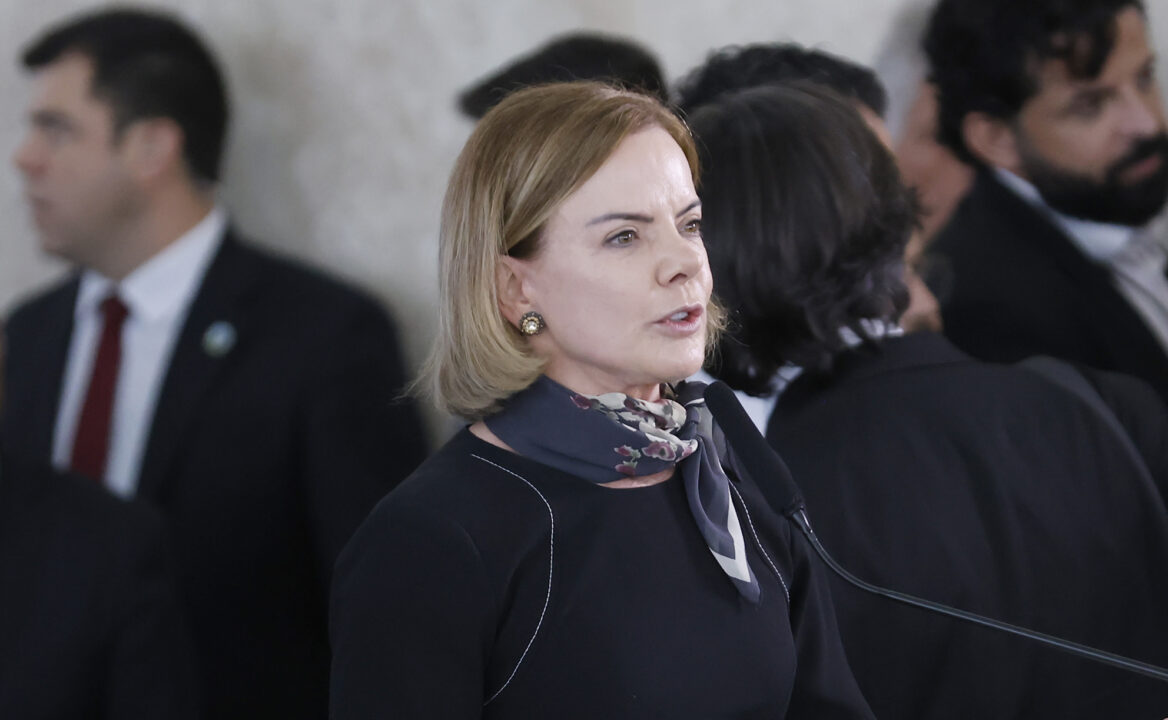 Gleisi defende ‘punição pedagógica’ para Eduardo