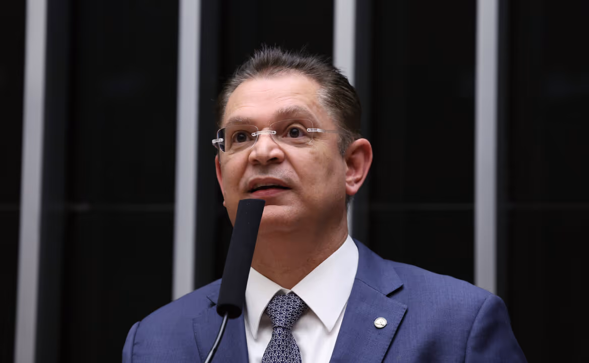 Sóstenes sai em defesa de Flávio e fala em “cortina de fumaça” do PT