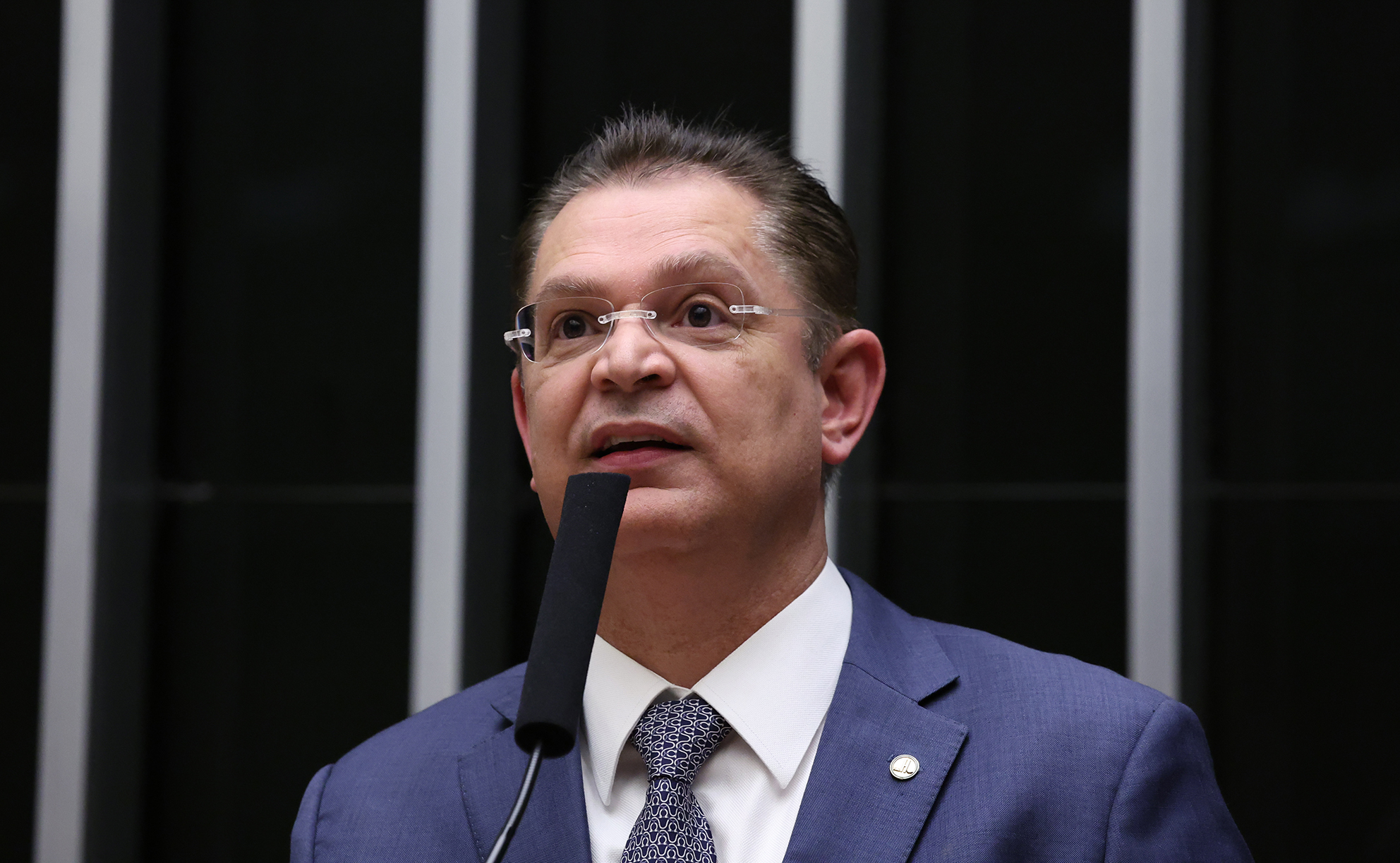 Sóstenes sai em defesa de Flávio e fala em “cortina de fumaça” do PT