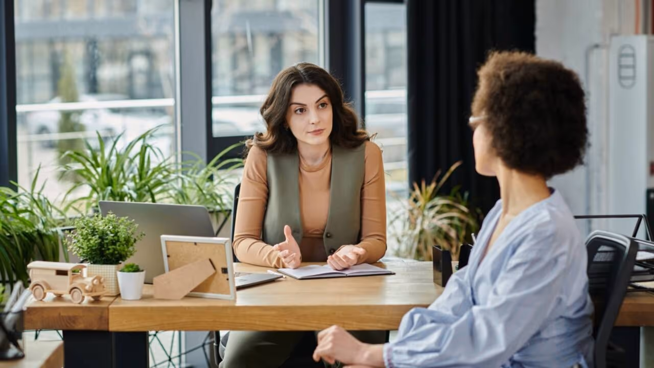 A pergunta simples que pessoas com alta inteligência emocional fazem quando percebem que uma conversa começou a virar disputa