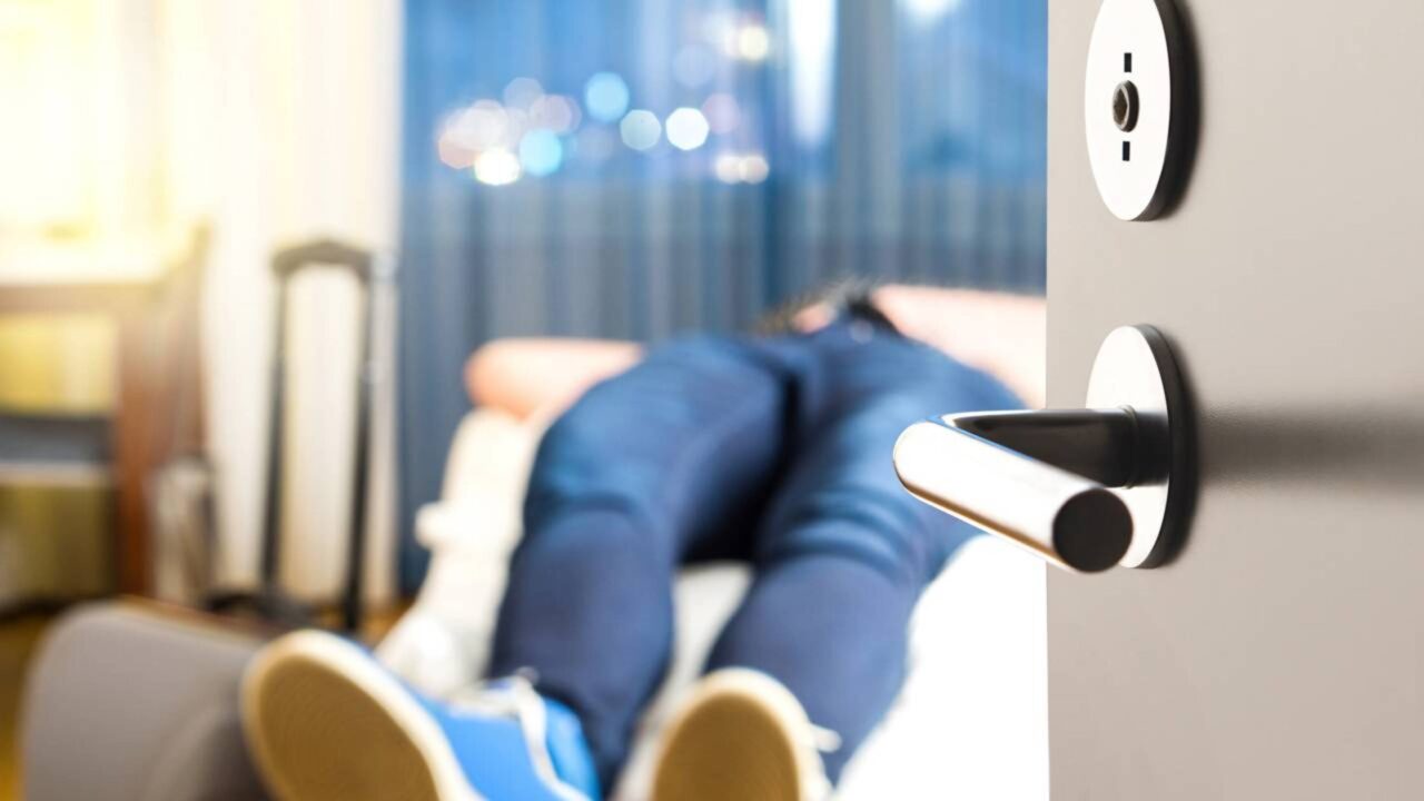 Dormir até tarde no fim de semana não é preguiça: tem um nome científico e causa os mesmos danos metabólicos que uma viagem transatlântica toda semana