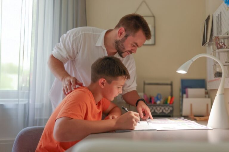 Lição de casa: 5 formas de ajudar a criança sem fazer a tarefa por ela