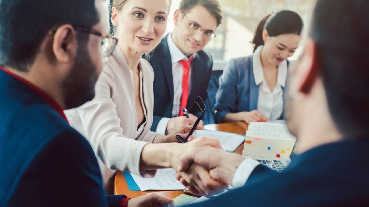 A palavra de 6 letras que líderes emocionalmente inteligentes usam para corrigir alguém sem transformar a conversa em ataque