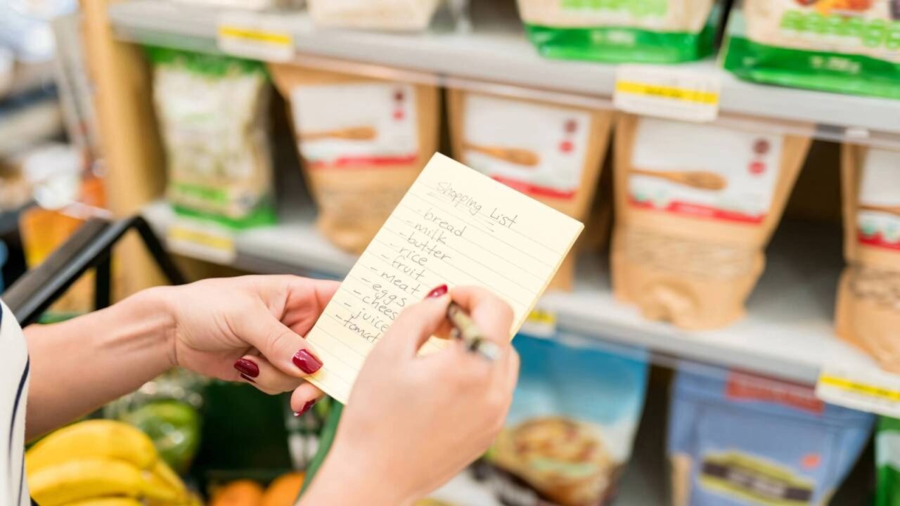 A psicologia confirma: quem faz lista de compras tem um modo de pensar totalmente diferente, e não é só organização