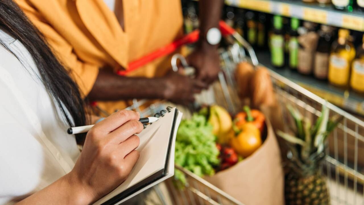 A psicologia confirma: quem faz lista de compras tem um modo de pensar totalmente diferente, e não é só organização
