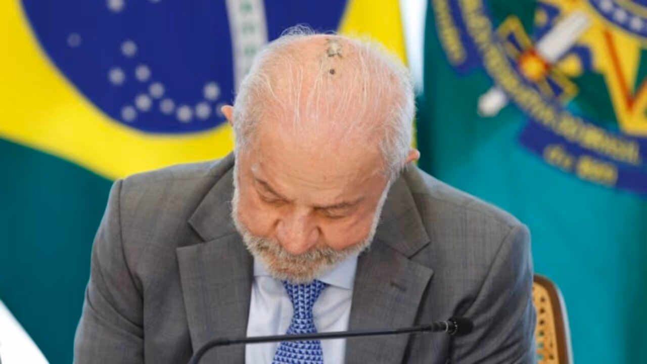 Lula exibe cicatriz de tratamento contra câncer durante visita em Sergipe
