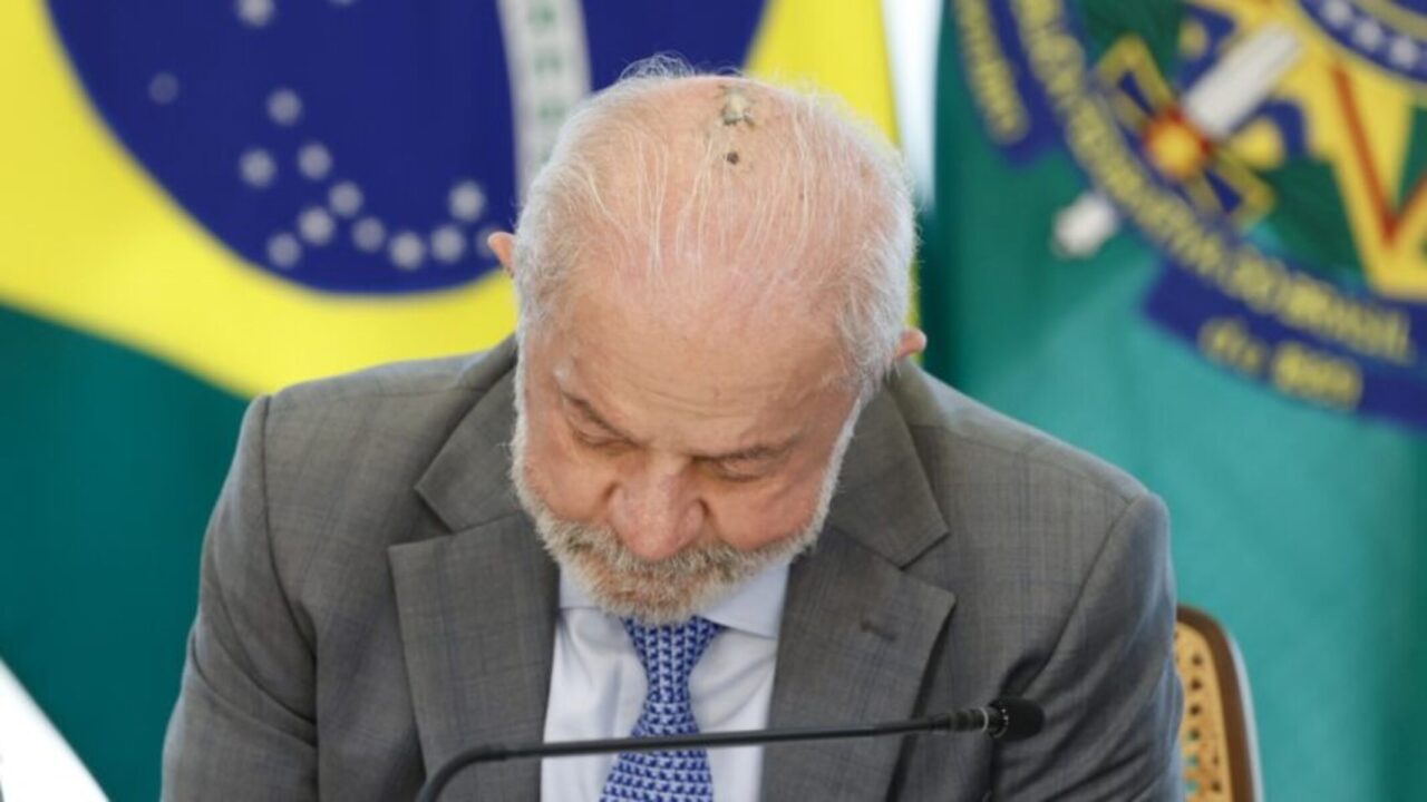 Lula exibe cicatriz de tratamento contra câncer durante visita em Sergipe