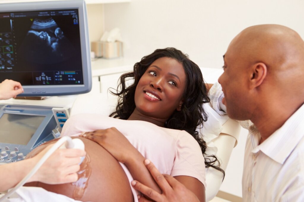 O que o bebê sente na barriga da mãe? Entenda os marcos da gestação 