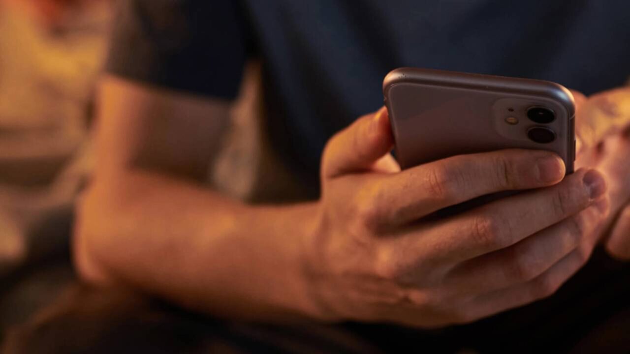 A psicologia explica por que uma mensagem sem resposta pode ocupar mais espaço mental do que uma conversa inteira