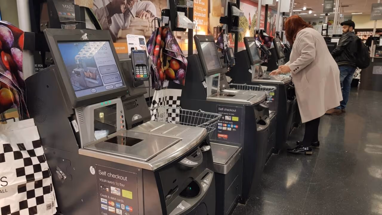 Evitar o caixa automático do supermercado não é birra com a tecnologia: é o cérebro pedindo um contato humano que melhora o humor e reduz a solidão
