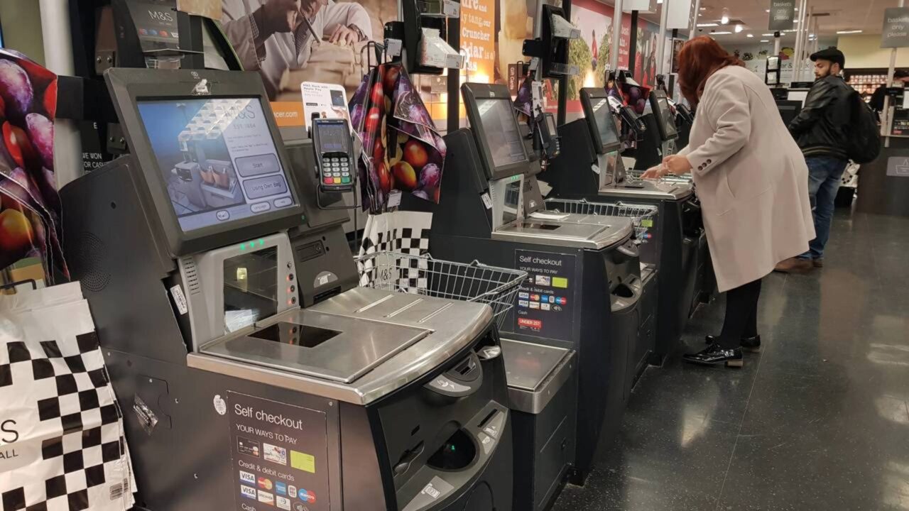Evitar o caixa automático do supermercado não é birra com a tecnologia: é o cérebro pedindo um contato humano que melhora o humor e reduz a solidão