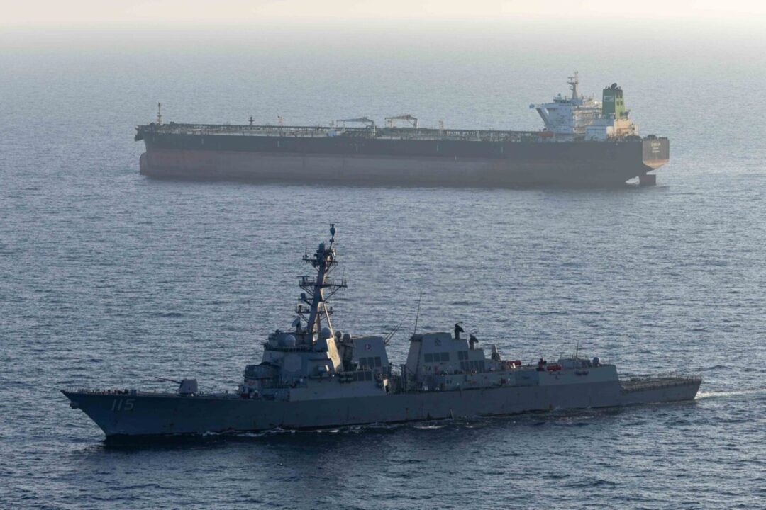 Irã ataca navio de guerra dos EUA que tentava passar por Ormuz, diz agência iraniana