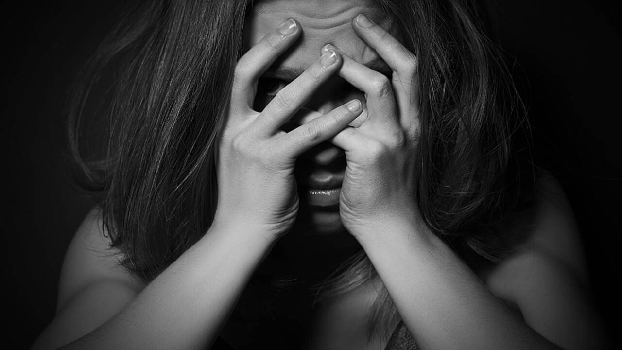  Por que o cérebro humano tem um viés de negatividade e como a psicologia ensina a treinar a mente para focar no positivo