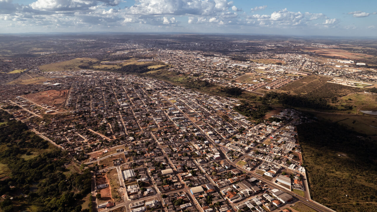 A cidade entre duas capitais que ninguém coloca no mapa: onde 6 dos 10 remédios mais vendidos do Brasil e que teve 43% de alta nas vendas de imóveis, atraindo famílias de São Paulo e Rio
