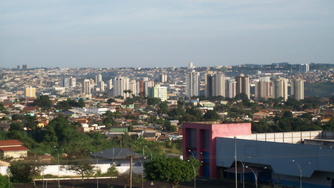 A cidade entre duas capitais que ninguém coloca no mapa: onde 6 dos 10 remédios mais vendidos do Brasil e que teve 43% de alta nas vendas de imóveis, atraindo famílias de São Paulo e Rio
