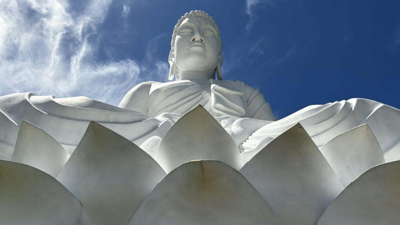 A cidade brasileira de 10 mil habitantes que abriga a segunda maior estátua de Buda do mundo
