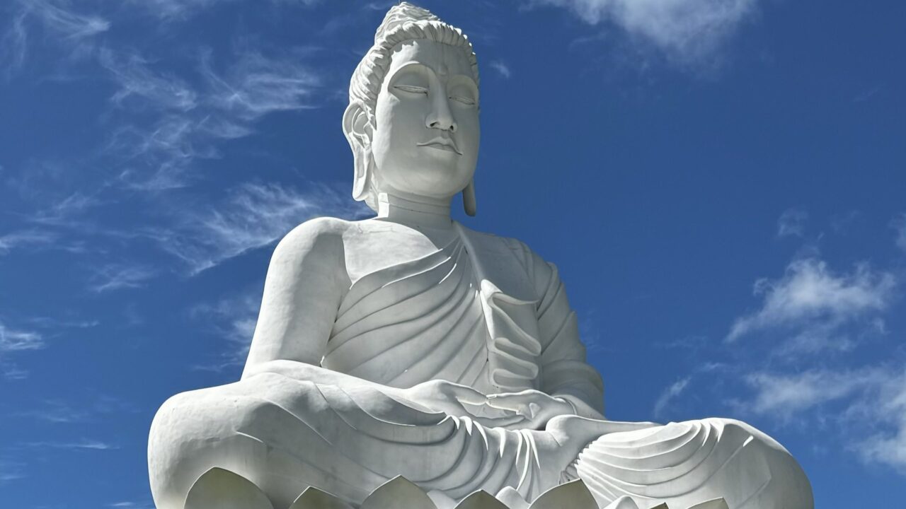 A cidade brasileira de 10 mil habitantes que abriga a segunda maior estátua de Buda do mundo