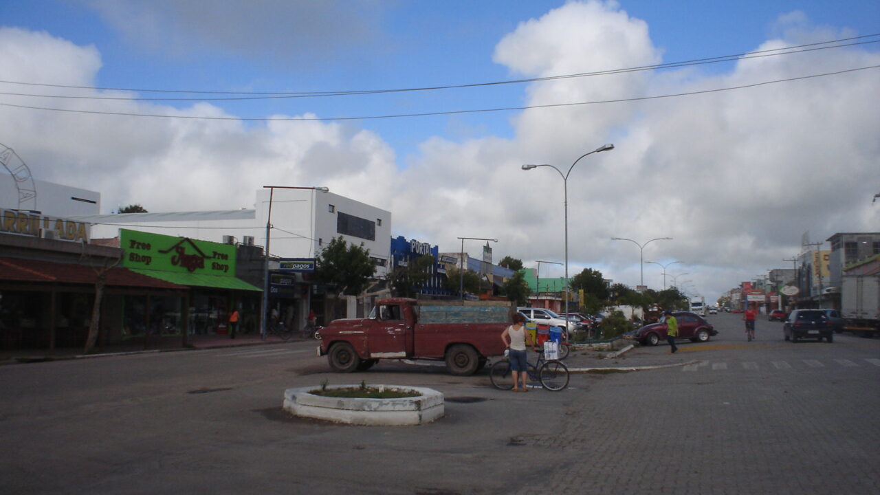 A cidade brasileira onde uma avenida divide dois países e o canteiro central separa o real do peso uruguaio