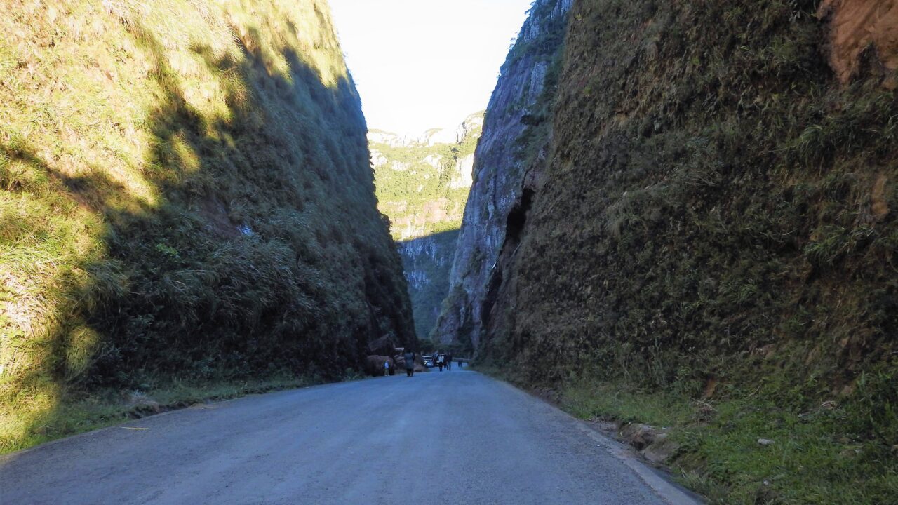 Aberta com picareta e um único trator: uma das estradas mais perigosas do Brasil tem o maior corte de rocha do Brasil com 90 metros e expõe o Aquífero Guarani em paredões de 160 milhões de anos