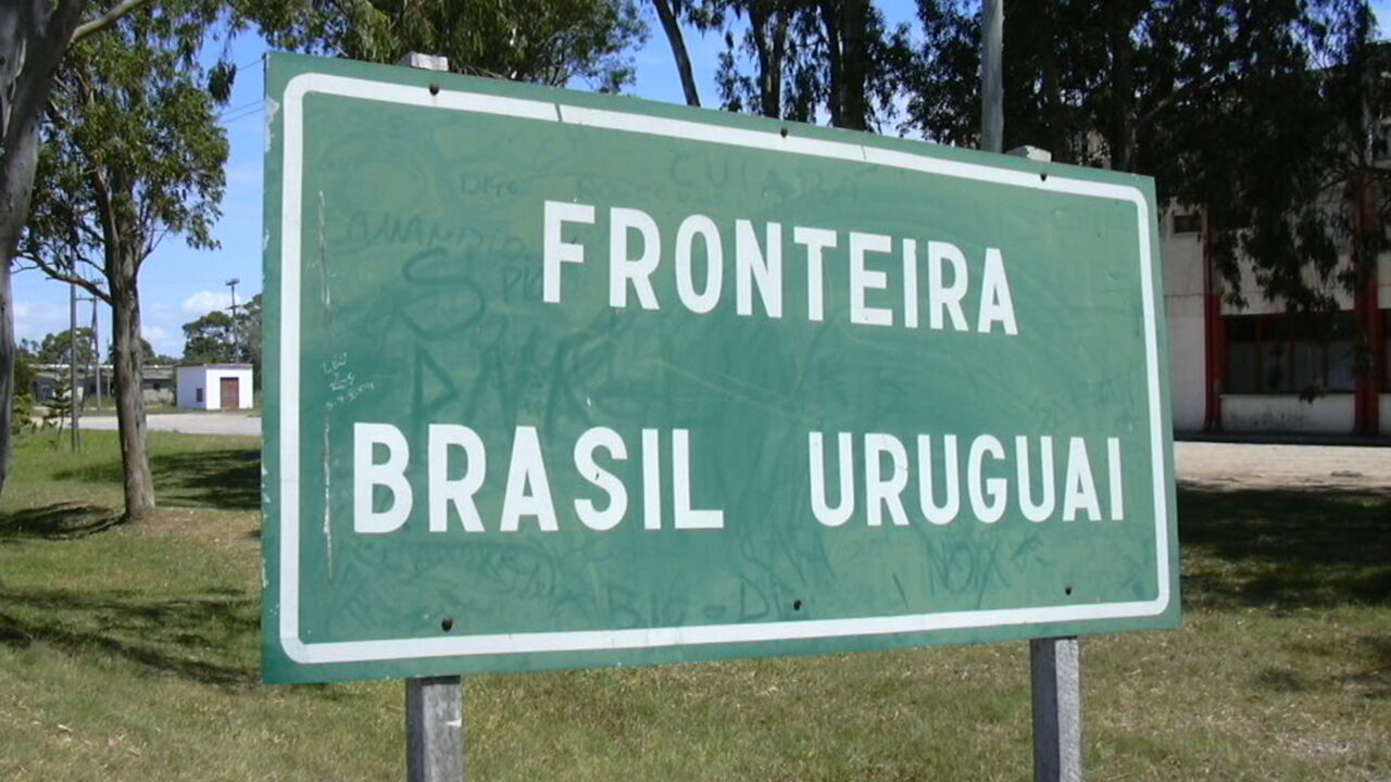 A cidade brasileira onde uma avenida divide dois países e o canteiro central separa o real do peso uruguaio