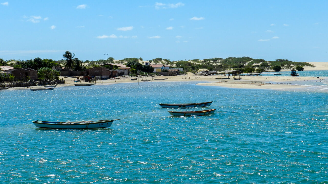 Sem asfalto, com charretes e travessia de barco: o vilarejo de 2 mil moradores cercado pelas maiores salinas do Brasil