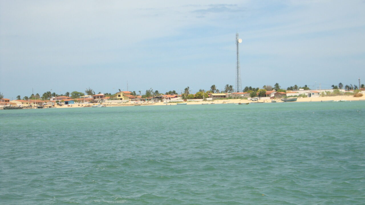 Sem asfalto, com charretes e travessia de barco: o vilarejo de 2 mil moradores cercado pelas maiores salinas do Brasil
