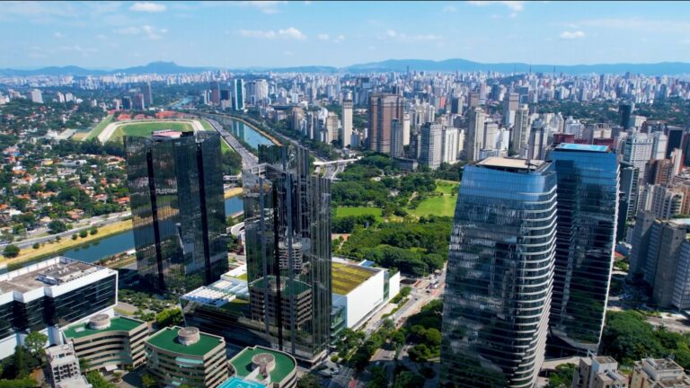 São Paulo reúne arranha-céus, parques e avenidas movimentadas //