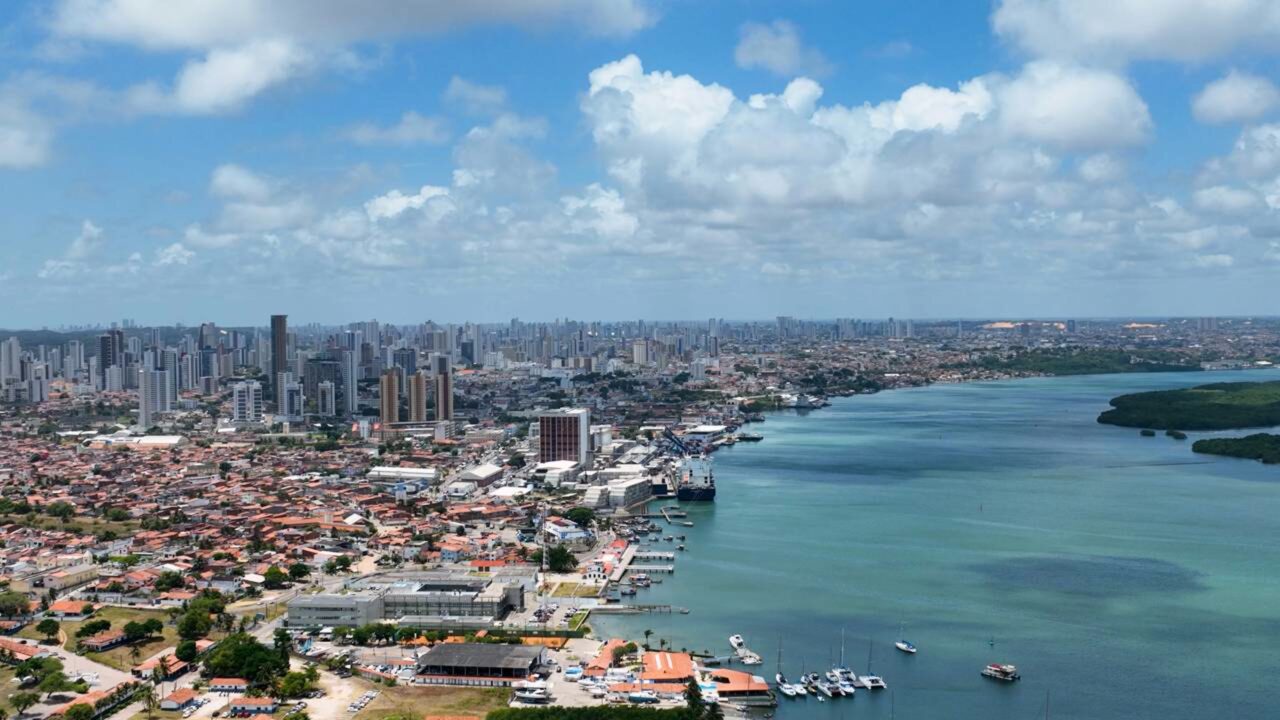 Capital ensolarada entre dunas, rio e oceano virou porta de entrada para praias de águas mornas, piscinas naturais e alguns dos cenários mais famosos do Nordeste