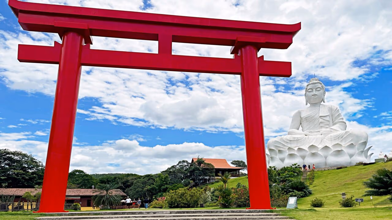 A cidade brasileira de 10 mil habitantes que abriga a segunda maior estátua de Buda do mundo