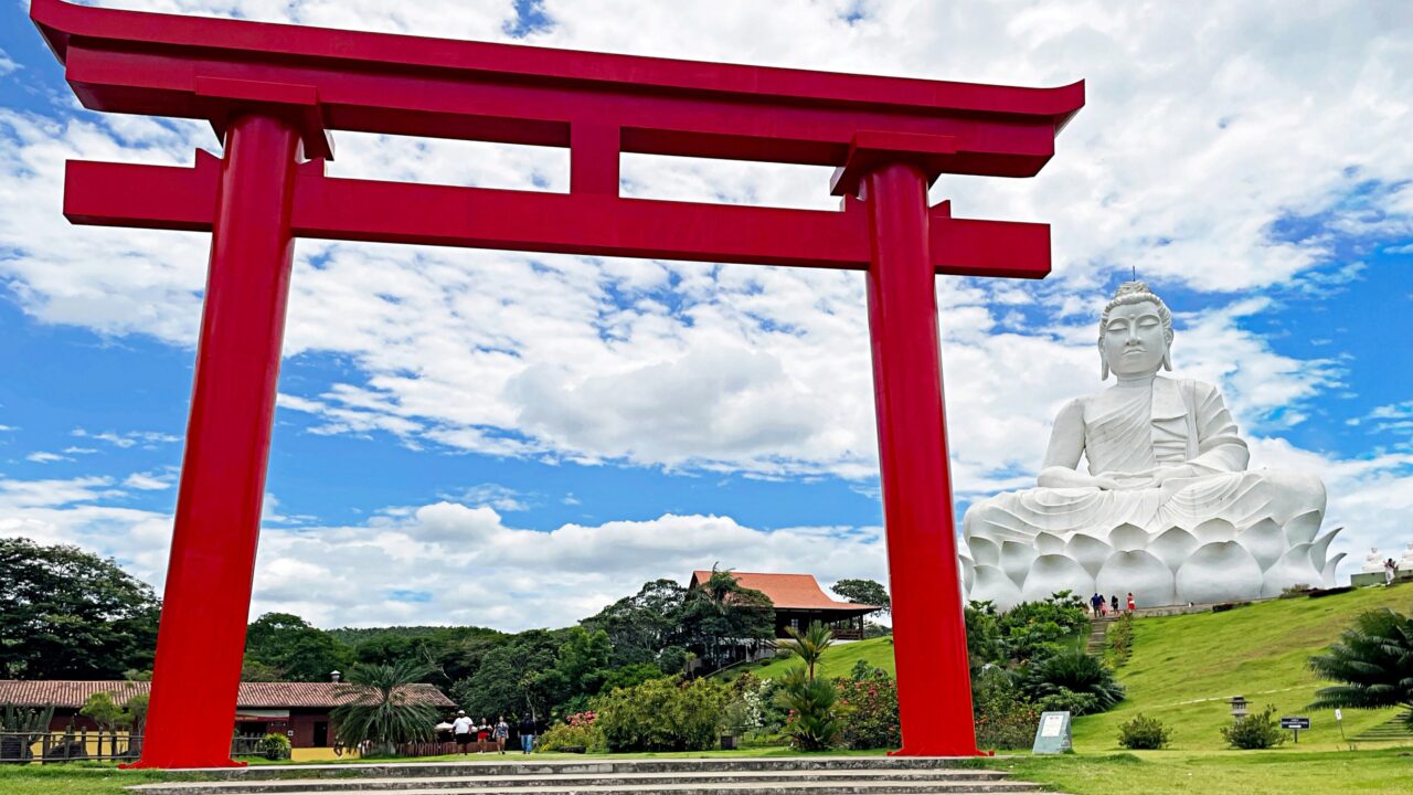 A cidade brasileira de 10 mil habitantes que abriga a segunda maior estátua de Buda do mundo