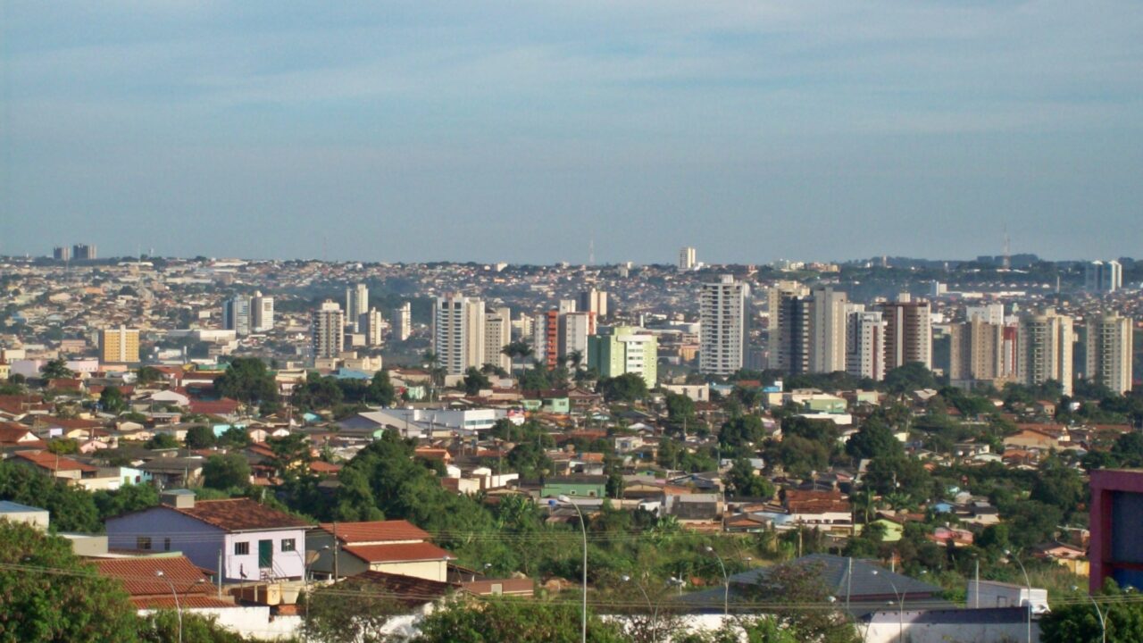 A cidade entre duas capitais que ninguém coloca no mapa: onde 6 dos 10 remédios mais vendidos do Brasil e que teve 43% de alta nas vendas de imóveis, atraindo famílias de São Paulo e Rio