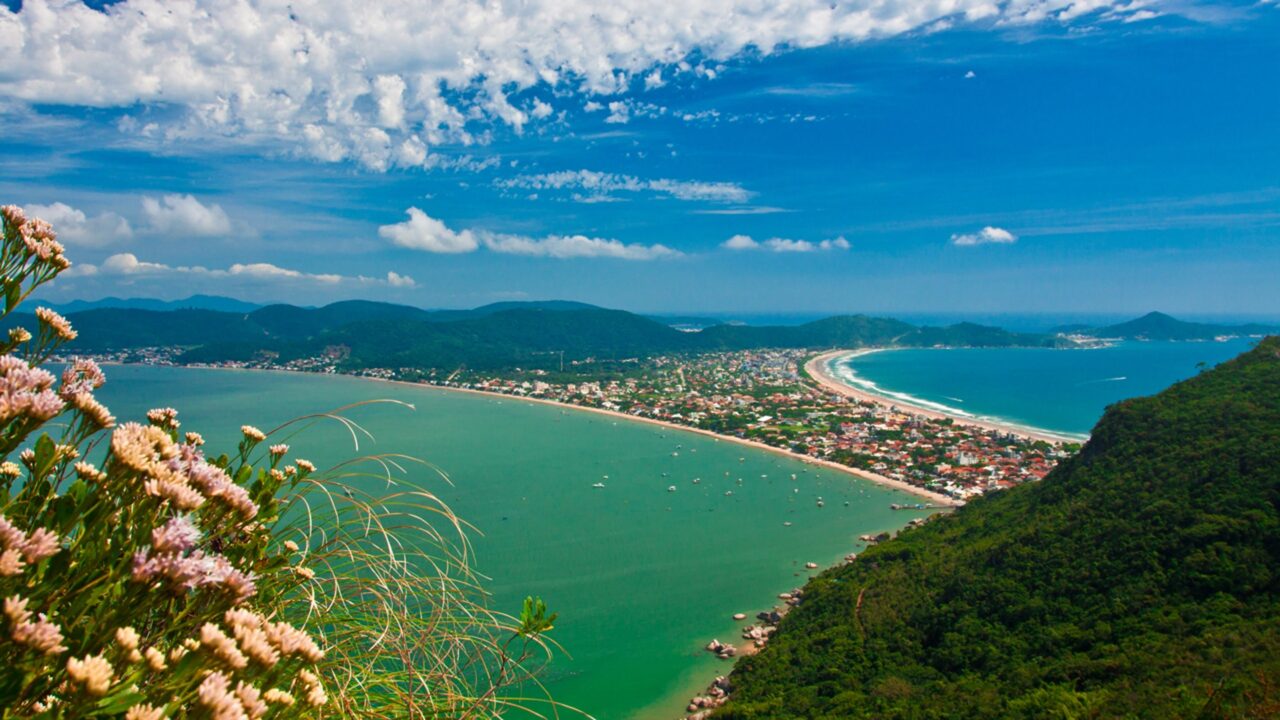 A menor cidade de Santa Catarina tem 39 praias, ótima qualidade de vida e está entre os 100 destinos mais sustentáveis do mundo