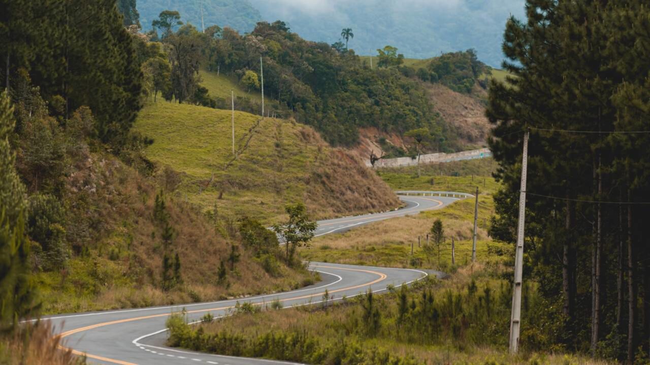Aberta com picareta e um único trator: uma das estradas mais perigosas do Brasil tem o maior corte de rocha do Brasil com 90 metros e expõe o Aquífero Guarani em paredões de 160 milhões de anos