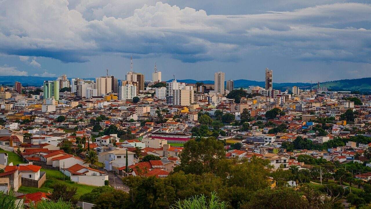 30 anos depois do mistério que correu o mundo: a cidade que abraçou o ET e transformou pontos de ônibus em naves espaciais