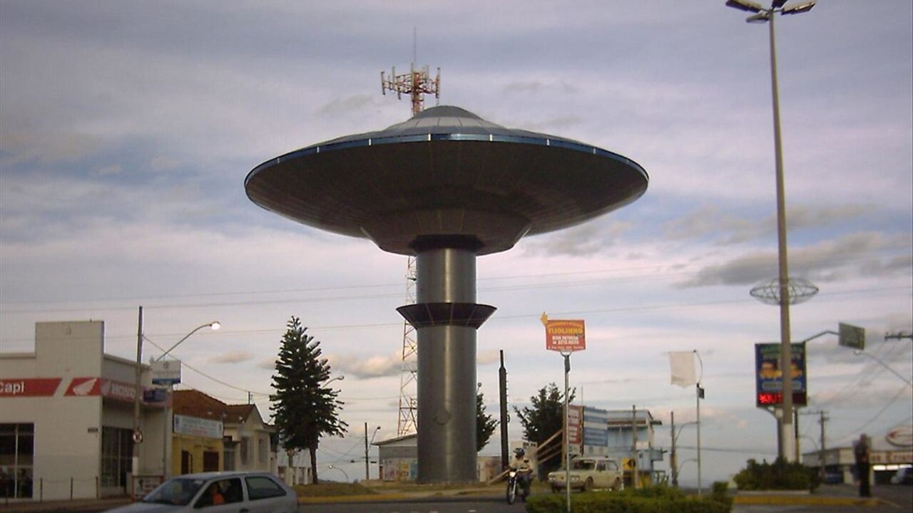 30 anos depois do mistério que correu o mundo: a cidade que abraçou o ET e transformou pontos de ônibus em naves espaciais