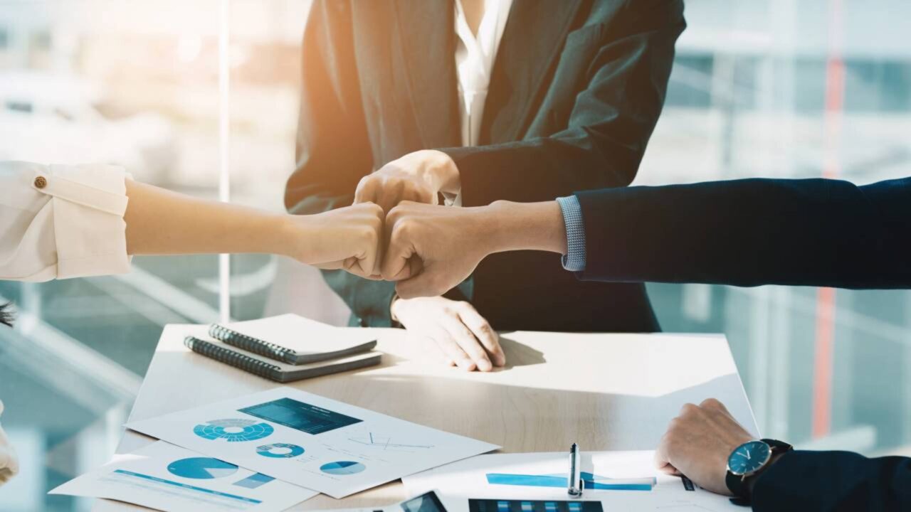 A palavra de 5 letras que pessoas com alta inteligência emocional usam no trabalho para desarmar conflitos em segundos