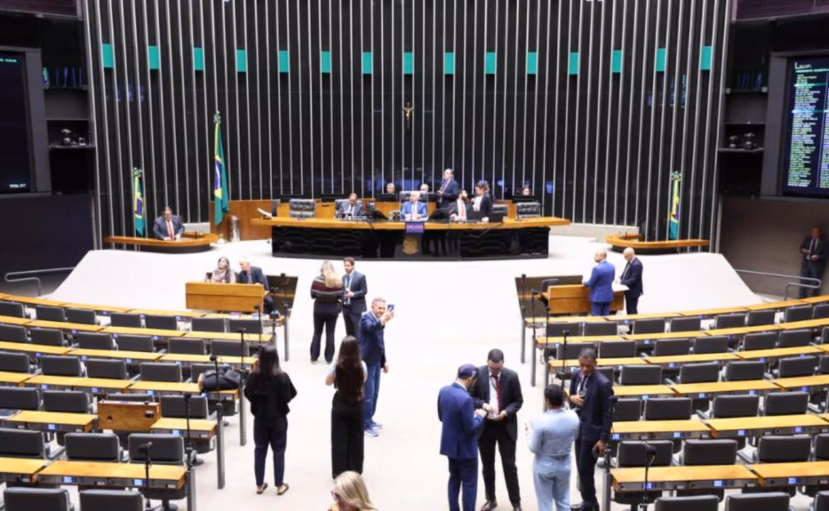Parlamentares da oposição celebram classificação do PCC como terrorista