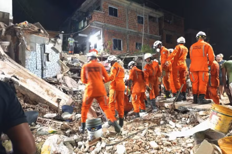 Desabamento de prédio deixa mortos em Salvador