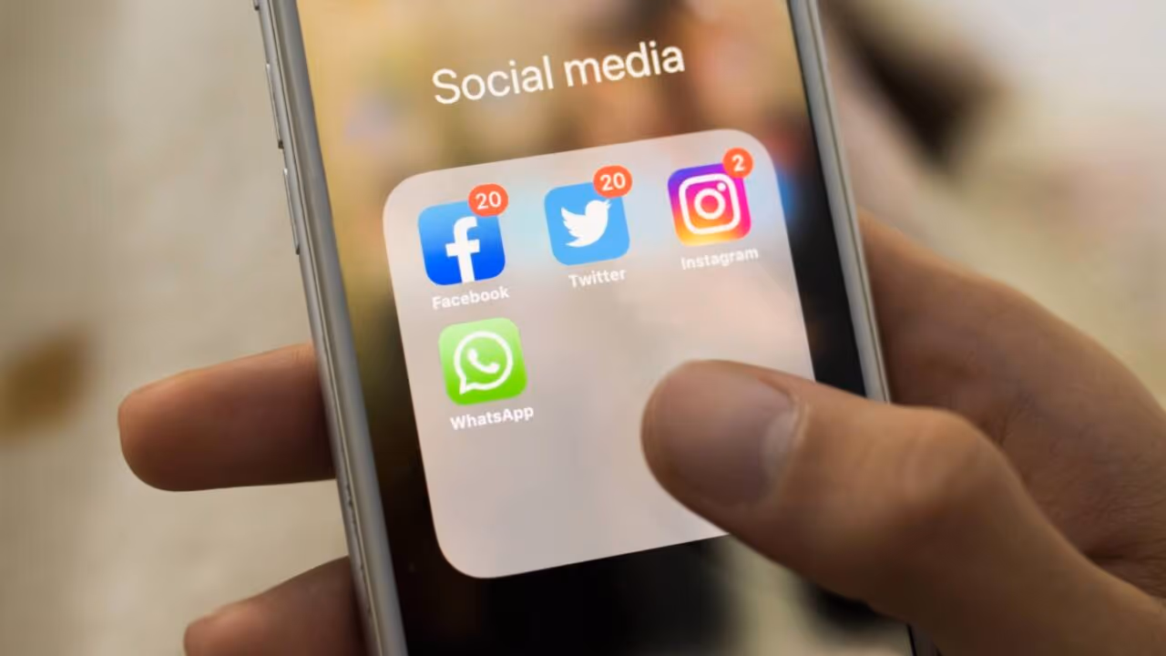 Médicos britânicos recomendam restrições para crianças nas redes