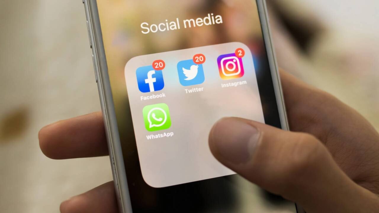 O efeito da comparação social nas redes explica por que adultos bem-sucedidos sentem um vazio inexplicável ao ver a vida alheia na tela