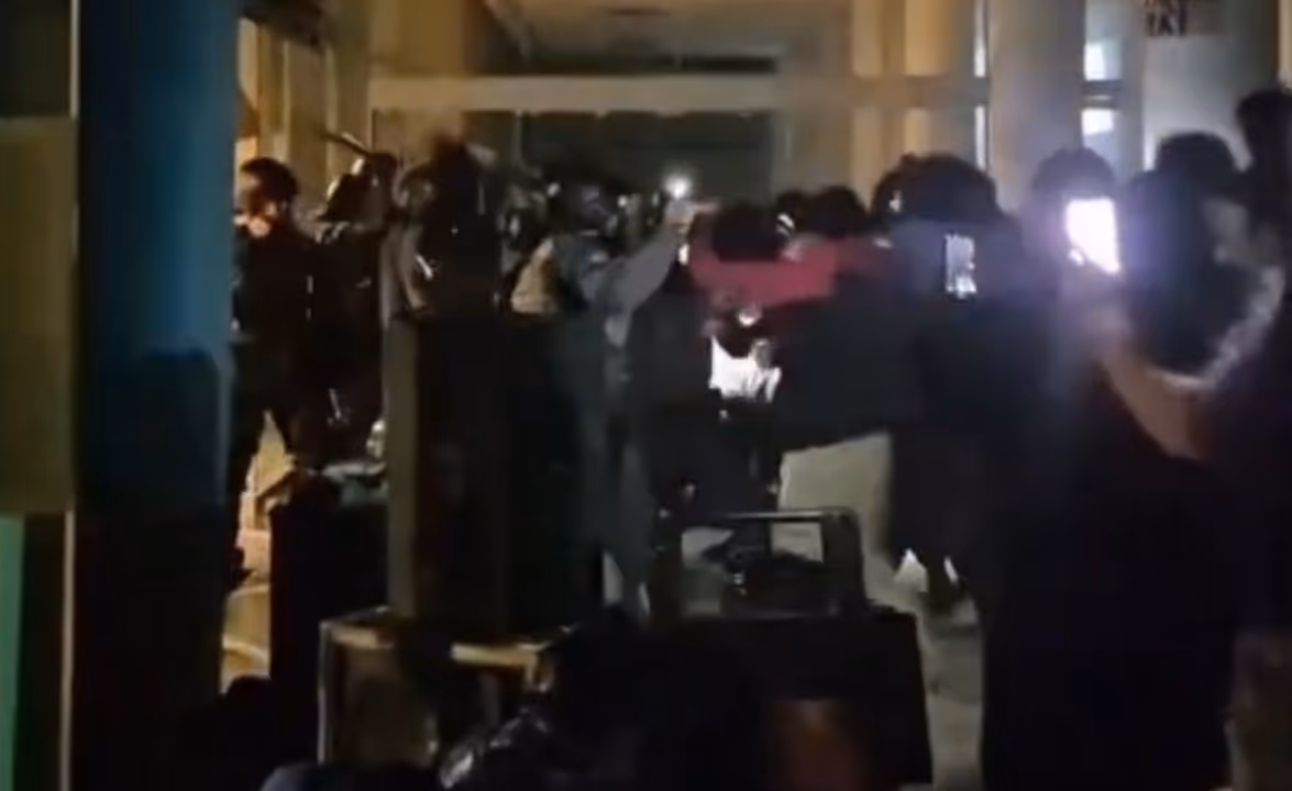 PM retira estudantes que invadiram reitoria da USP