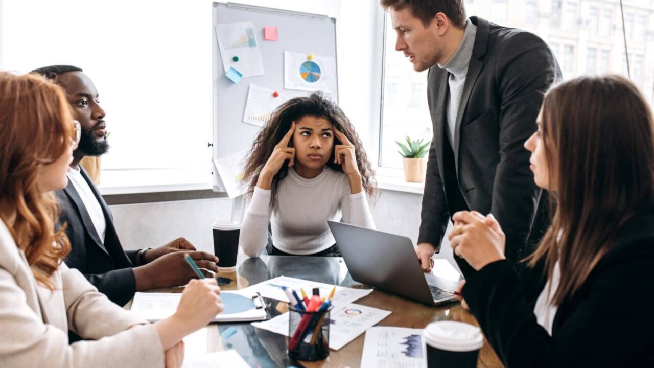 A pergunta simples que pessoas com alta inteligência emocional fazem quando percebem que uma conversa começou a virar disputa