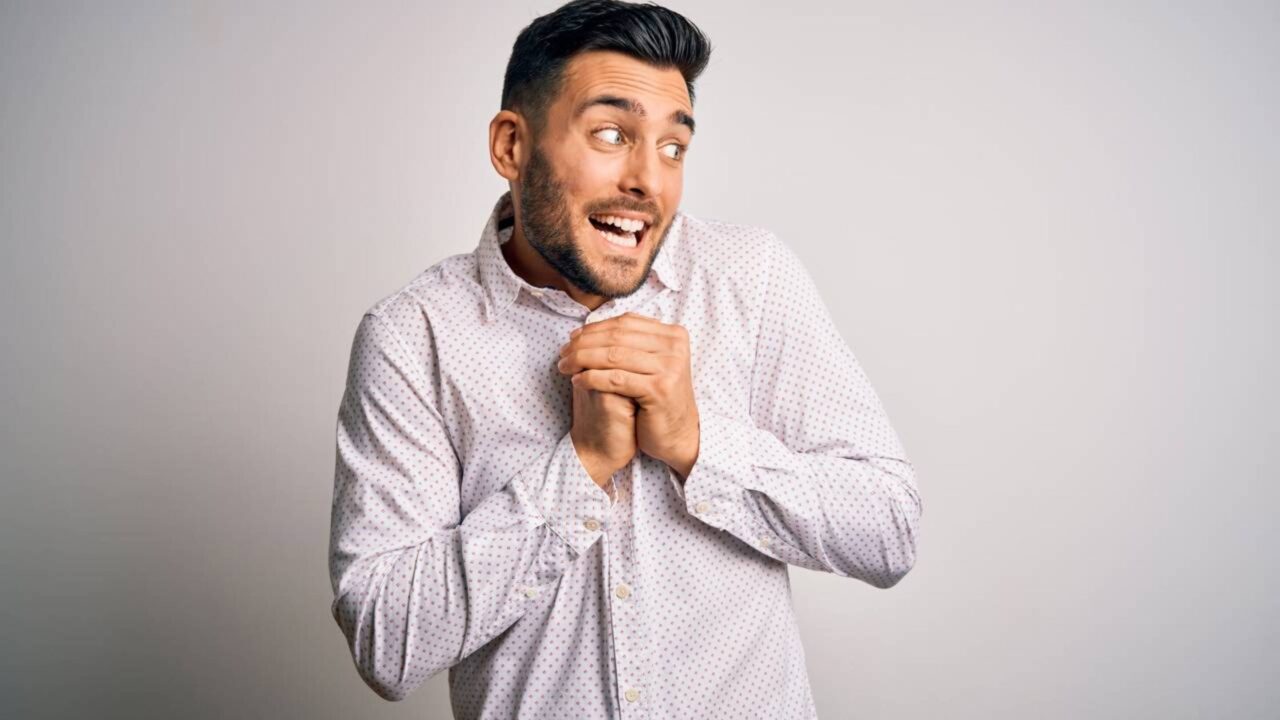 O comportamento de rir quando está nervoso tem explicação emocional e pode ser uma tentativa do corpo de reduzir tensão